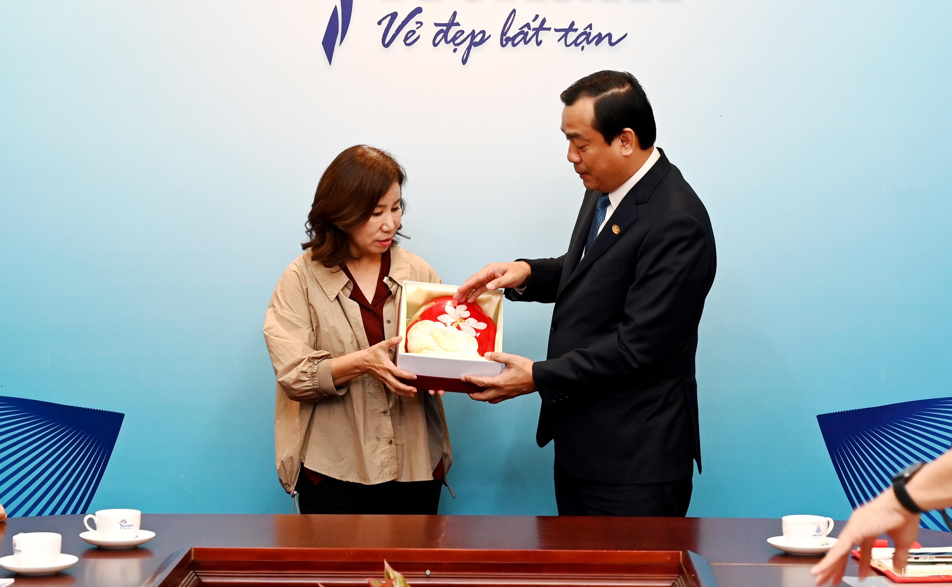 Cục trưởng Nguyễn Trùng Khánh tặng quà lưu niệm cho bà Gim Gyeonghee - Chủ tịch Hội đồng thành phố Hwaseong 